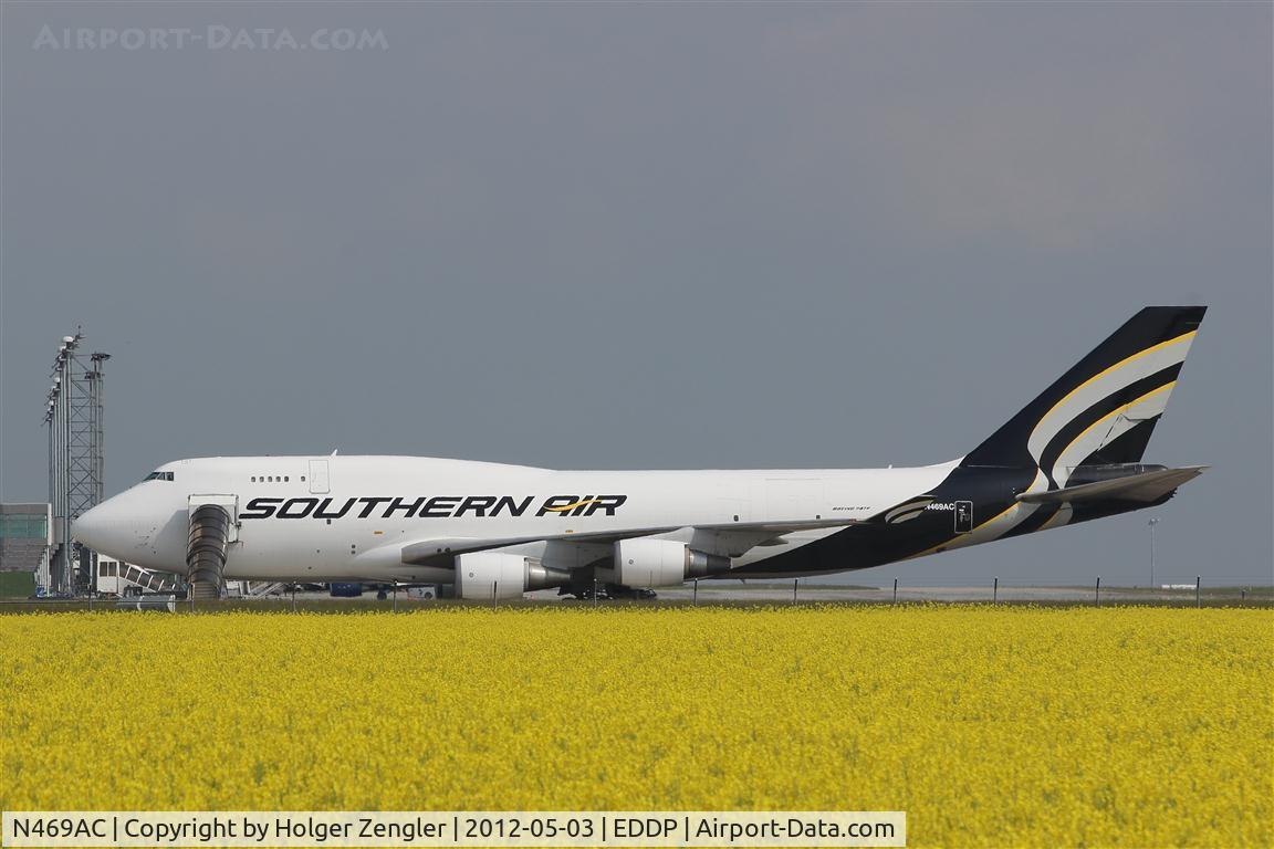 N469AC, 1998 Boeing 747-4F6 C/N 27602, One of two of Southern´s big babies on LEJ this afternoon...