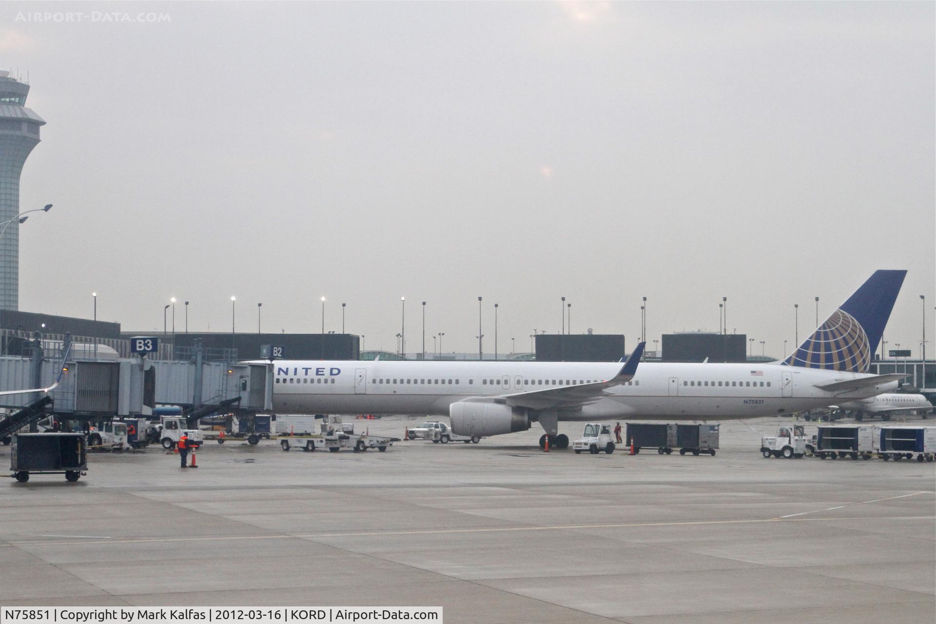 N75851, 2001 Boeing 757-324 C/N 32810, United Airlines Boeing 757-324, gate B3 KORD.