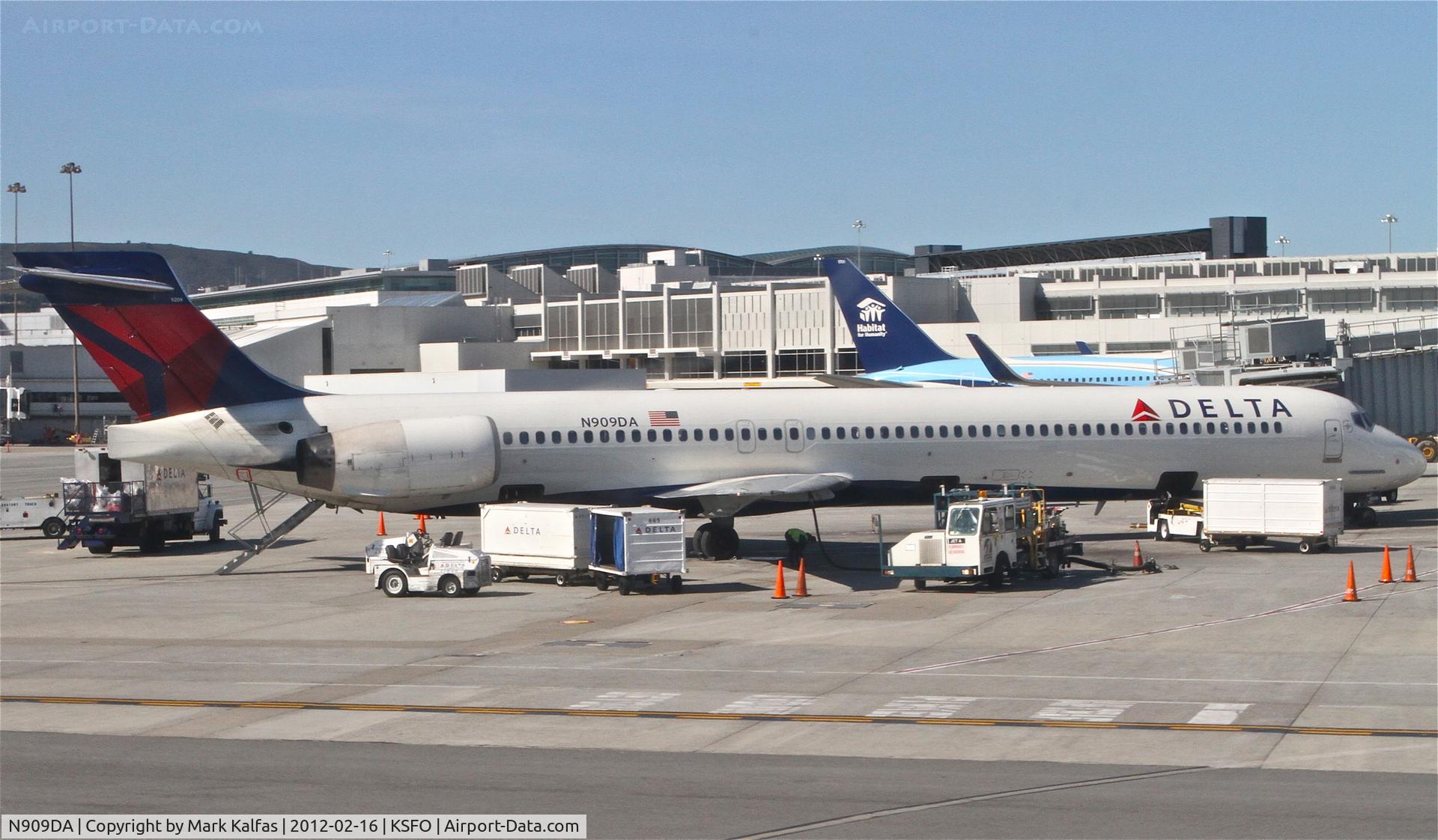 N909DA, 1995 McDonnell Douglas MD-90-30 C/N 53389, Delta Airlines Mcdonnell Douglas MD-90-30, DAL2035 at gate 46 KSFO, loading up for s trip to KMSP.