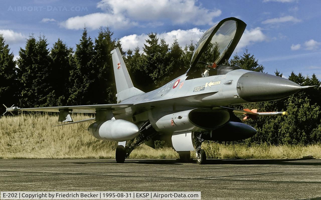 E-202, SABCA F-16A Fighting Falcon C/N 6F-29, flightline at Skrydstrup AB