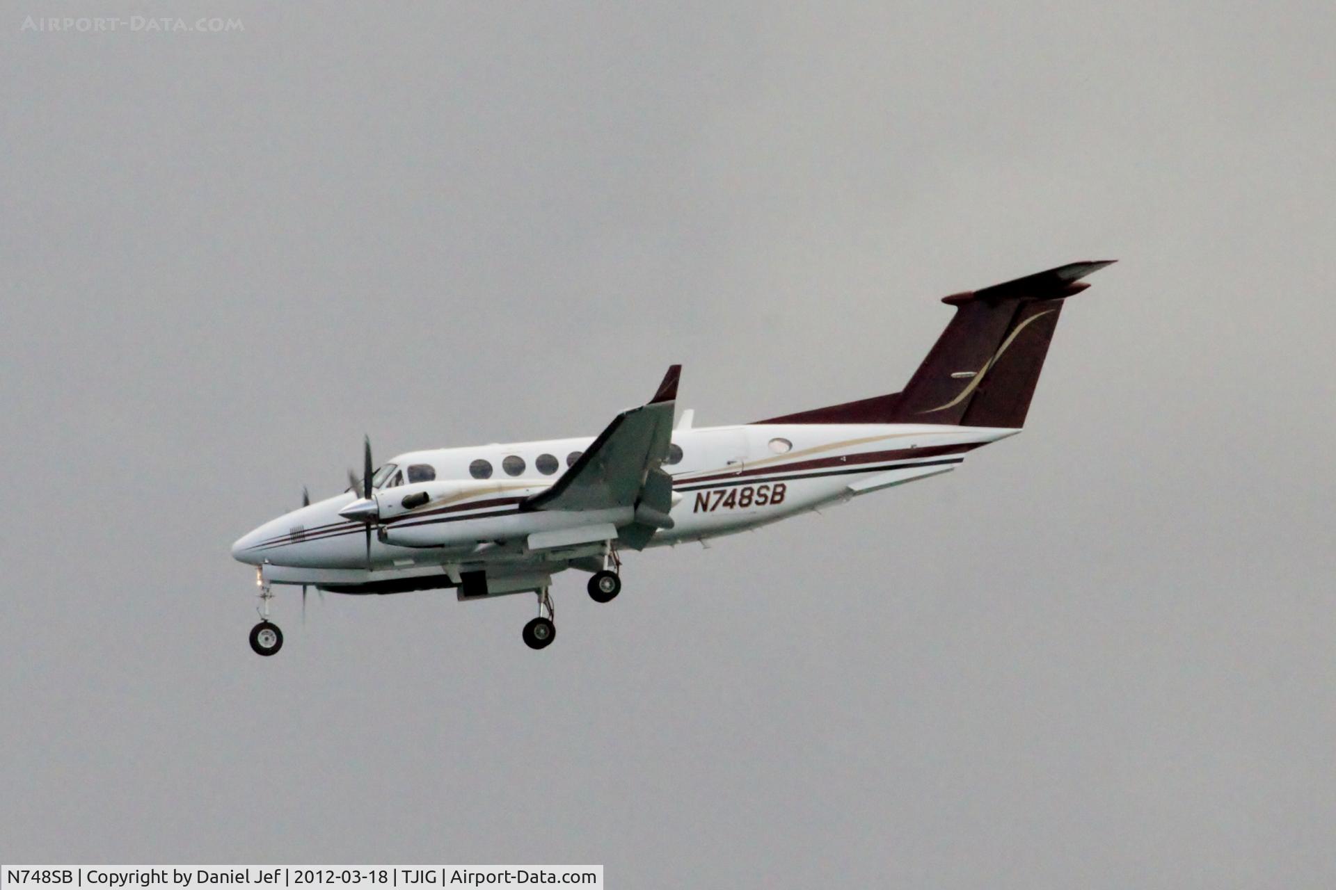 N748SB, 2001 Raytheon Aircraft Company B300 C/N FL321, N784SB
