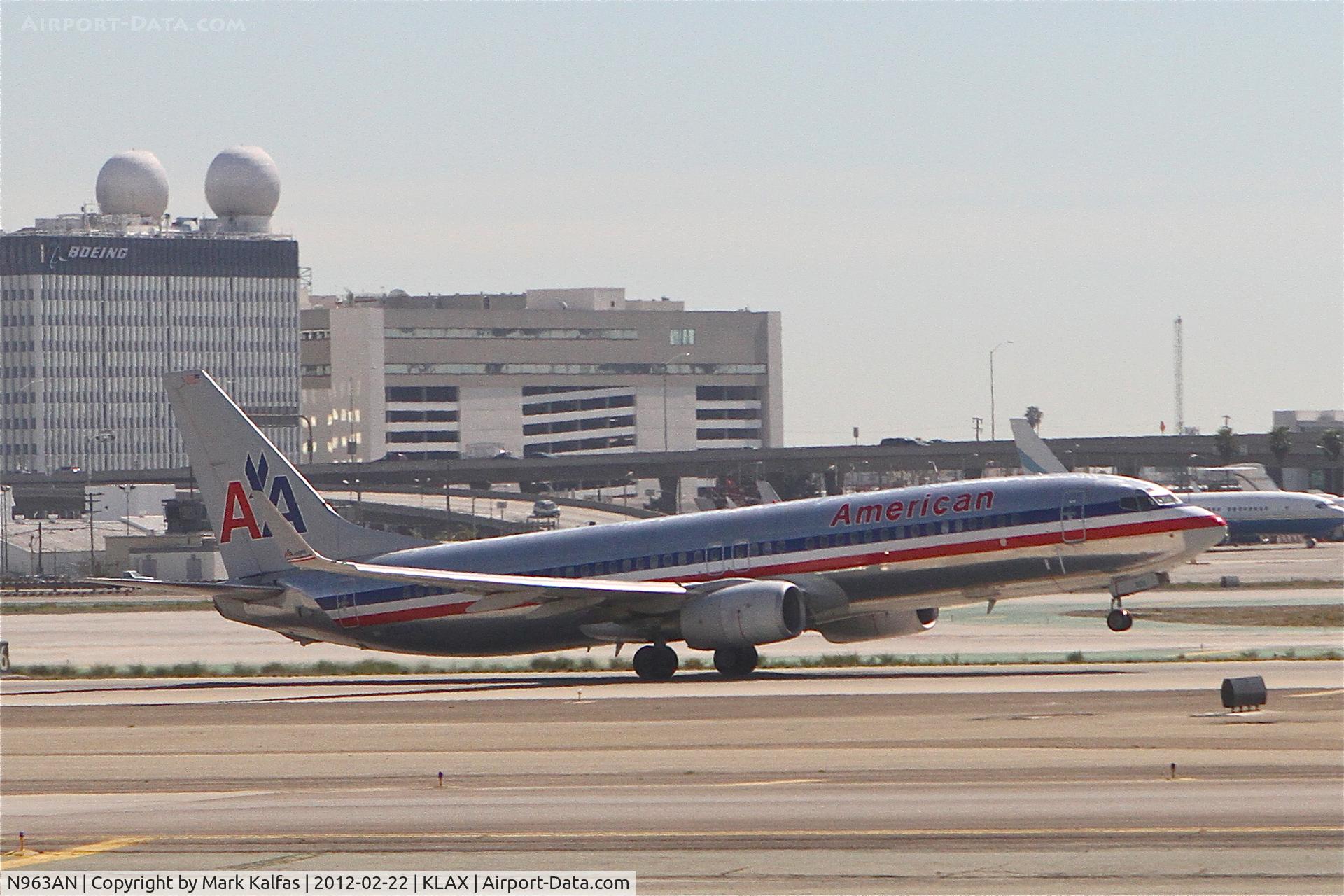 N963AN, 2001 Boeing 737-823 C/N 29543, American Airlines Boeing 737-823, AAL264 departing RWY 25R KLAX, en rout to KBOS.