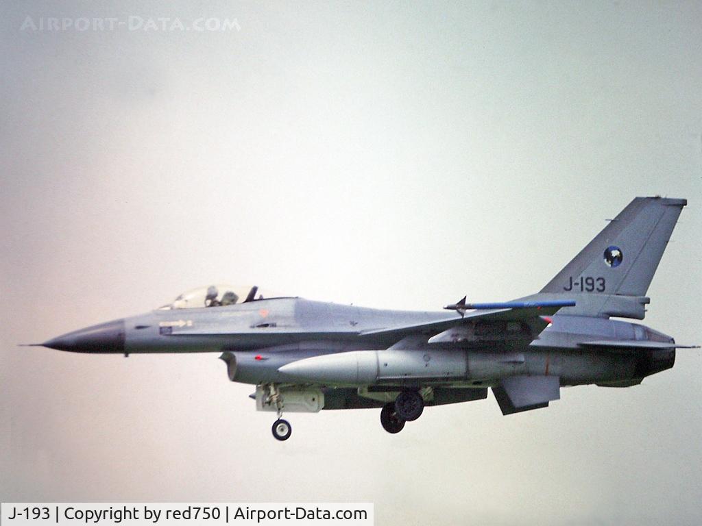 J-193, Fokker F-16AM Fighting Falcon C/N 6D-100, Photograph by Edwin van Opstal with permission. Scanned from a color slide.