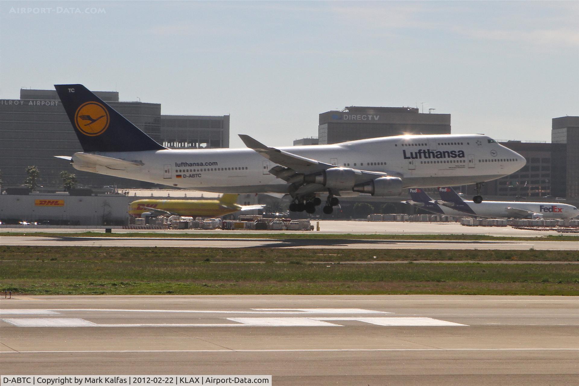 D-ABTC, 1990 Boeing 747-430M C/N 24287, Lufthansa Boeing 747-430, DLH456 arriving from Frankfurt Int'l/EDDF, touching down on RWY 25L KLAX.