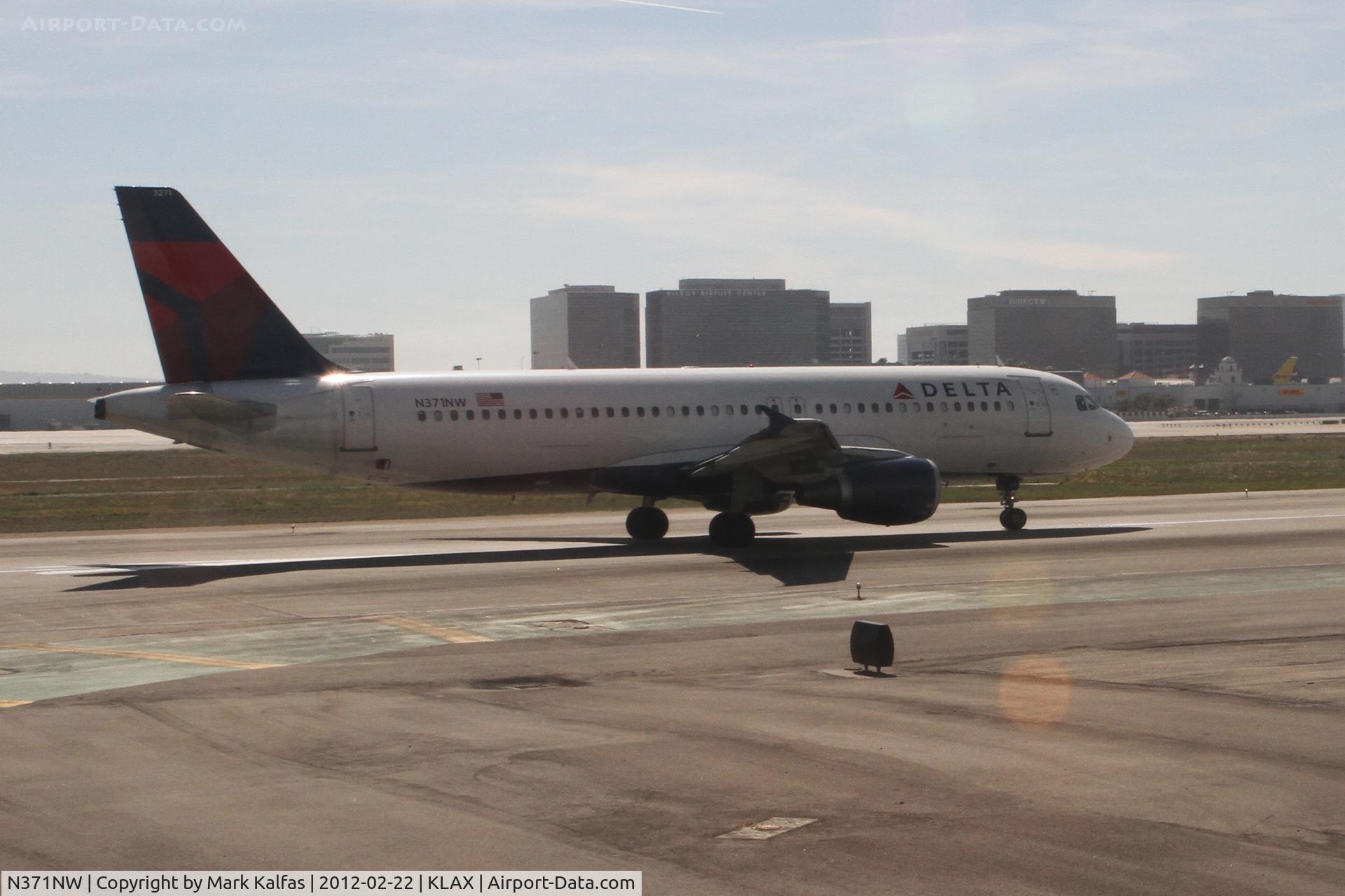 N371NW, 2001 Airbus A320-212 C/N 1535, Delta Airlines Airbus A320-212, DAL1414 departing RWY 25R KLAX for a trip to KSLC.
