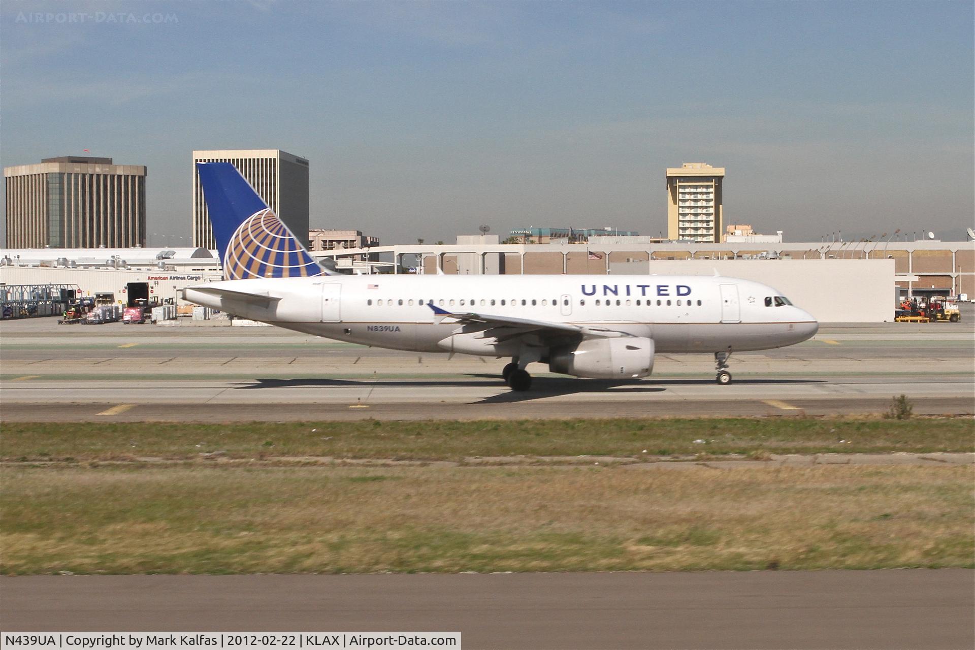 N439UA, 1997 Airbus A320-232 C/N 683, United Airlines Airbus A320-232, UAL797 in sequence at KLAX on TWY B for a RWY 25R departure to Los Cabos/MMSD.