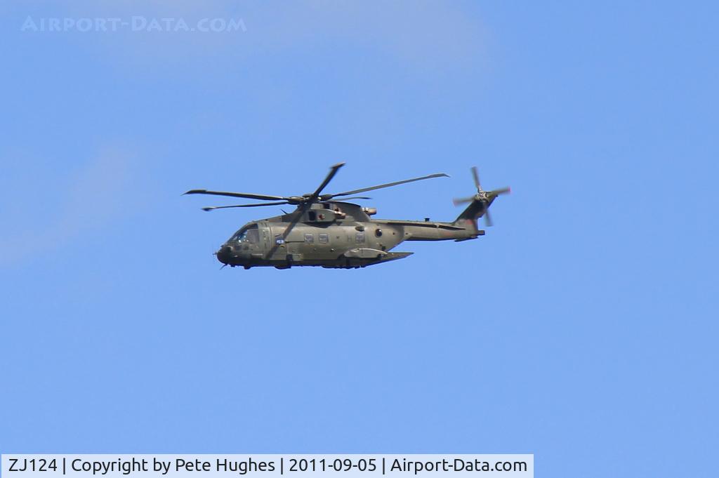 ZJ124, Westland Merlin HC.3 C/N 50133/RAF08, ZJ124 Merlin in transit over Silchester