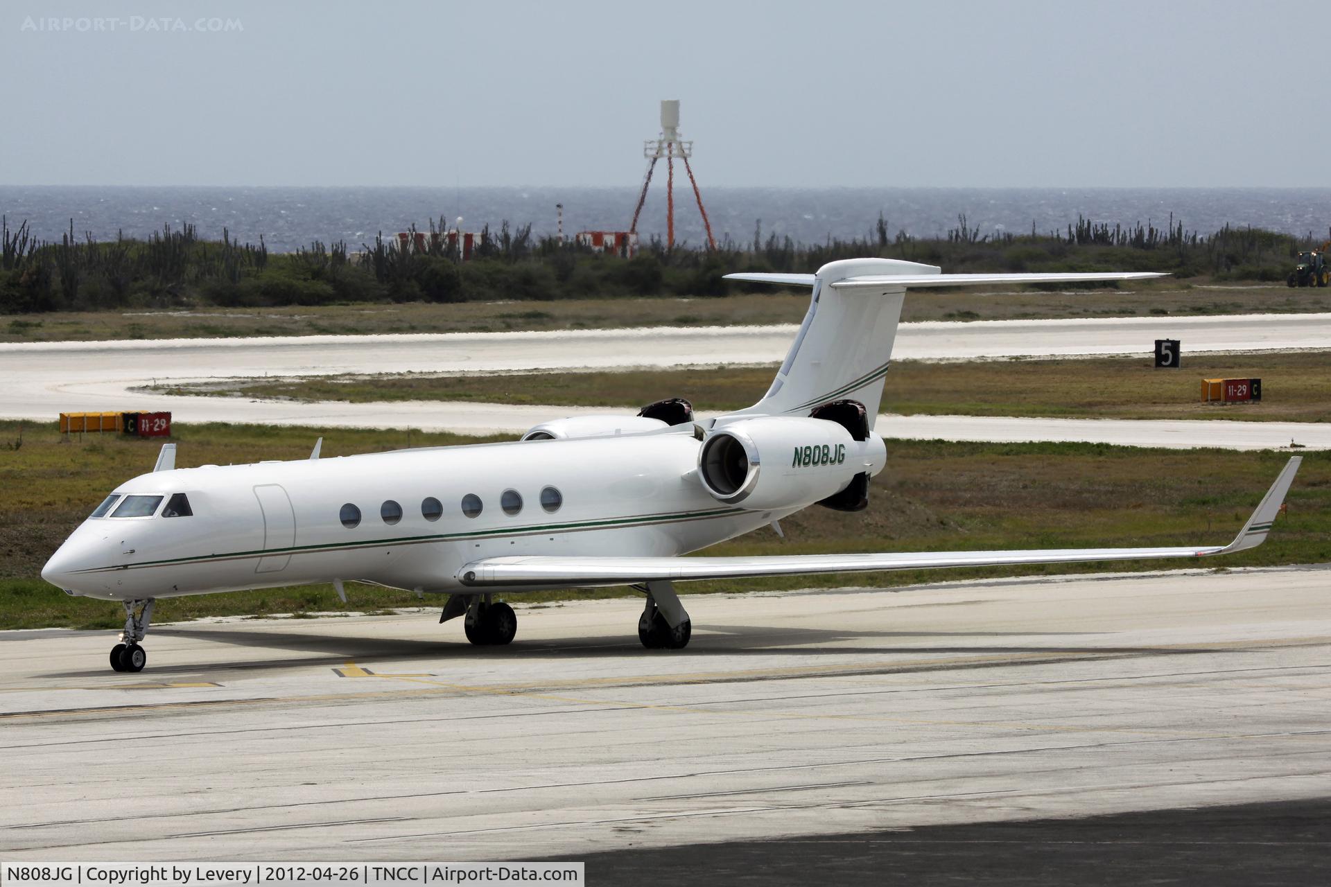 N808JG, 2000 Gulfstream Aerospace G-V C/N 598, Heading for parking......