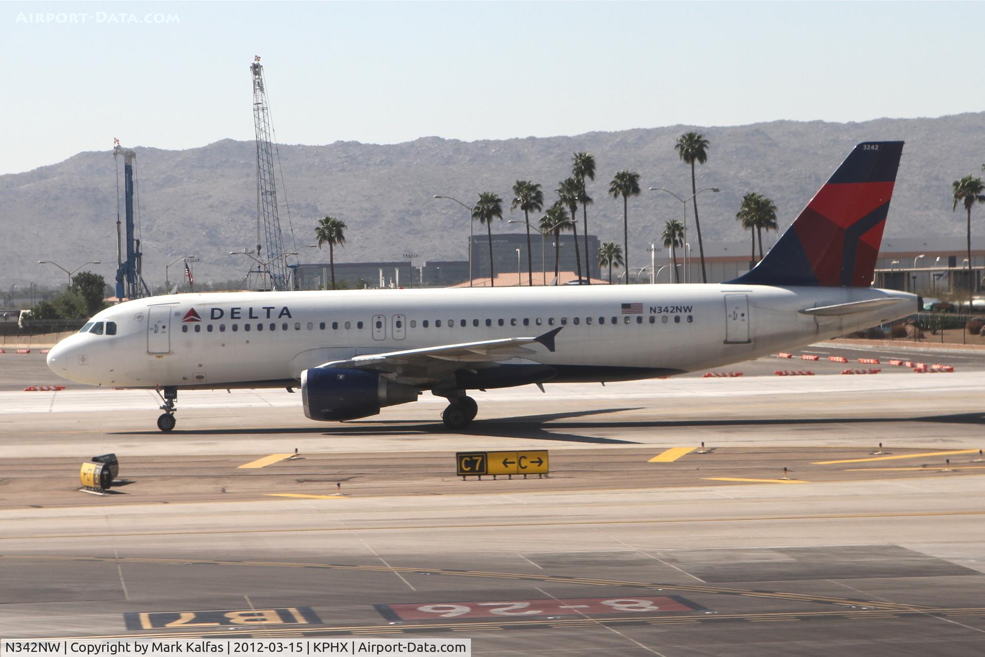 N342NW, 1993 Airbus A320-212 C/N 381, Delta Airlines Airbus A320-212, DAL1025 on TWY C at PHX after arriving from KMEM.