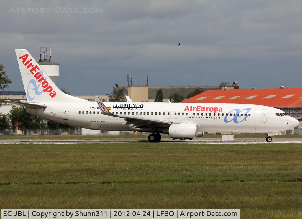 EC-JBL, 2004 Boeing 737-85P C/N 33974, Lining up rwy 32R for departure... Additional 'El Mundo/El dia de Baleares' titles