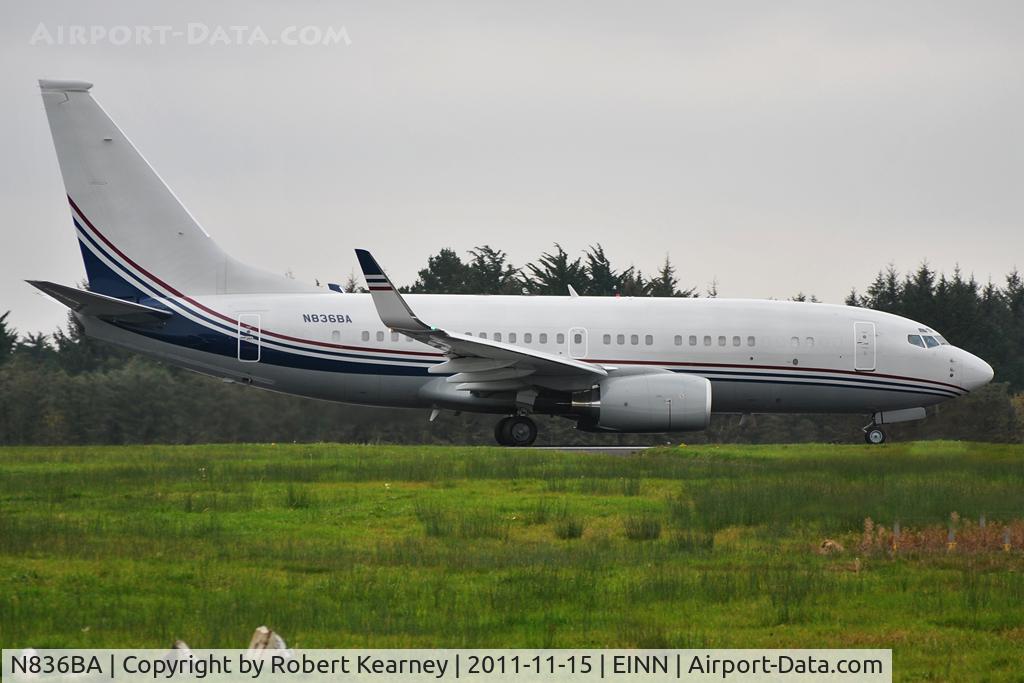 N836BA, 2000 Boeing 737-7BC C/N 30756, Back-tracking to position.