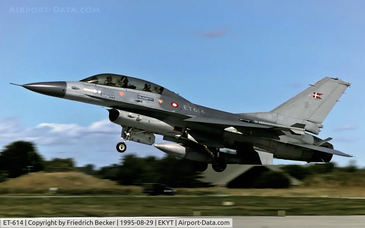 ET-614, 1980 SABCA F-16B Fighting Falcon C/N 6G-11, about to touchdown