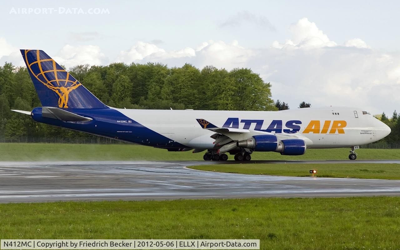N412MC, 2000 Boeing 747-47UF C/N 30559/1244, line up for departure