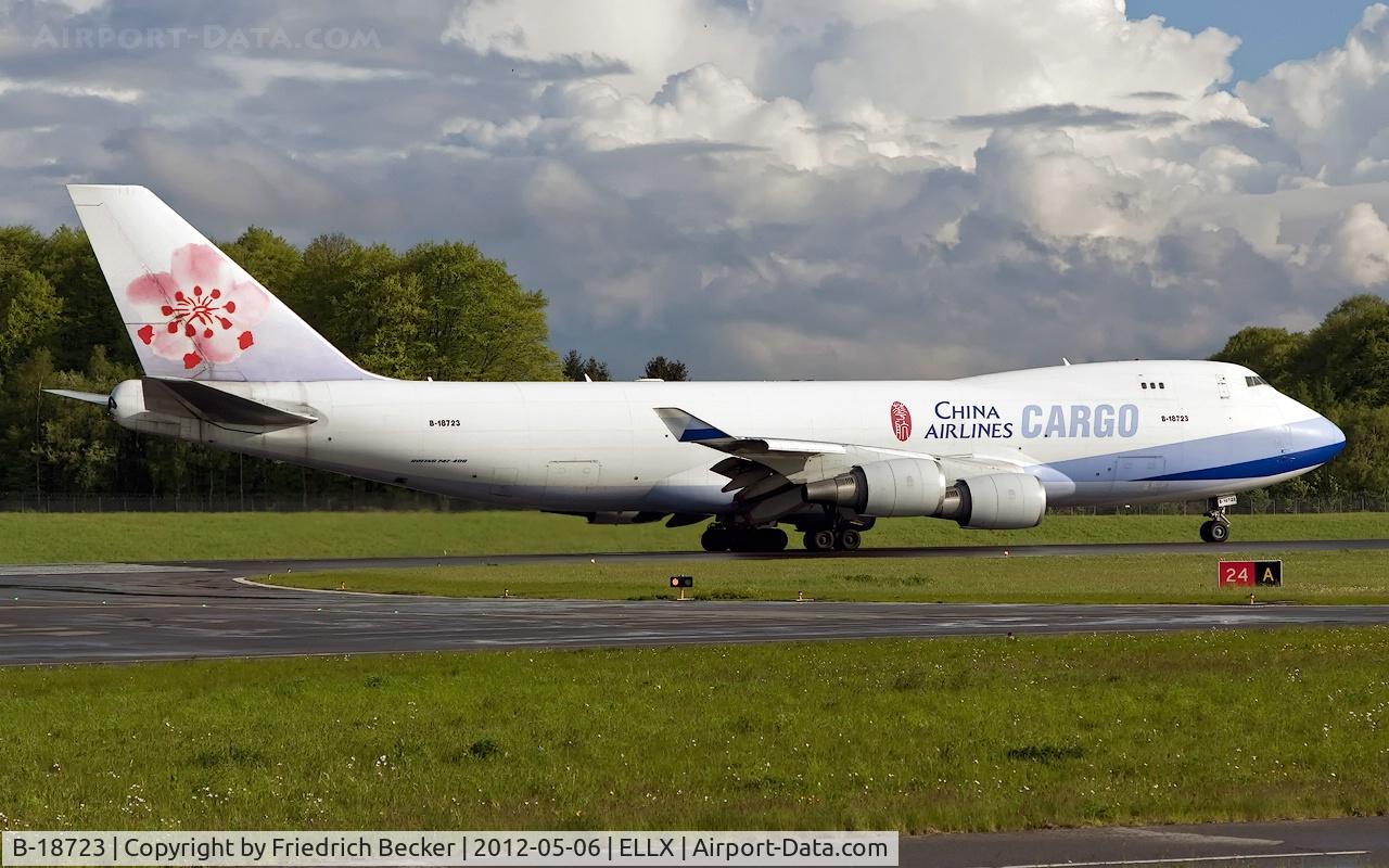 B-18723, 2006 Boeing 747-409F C/N 34266, line up for departure