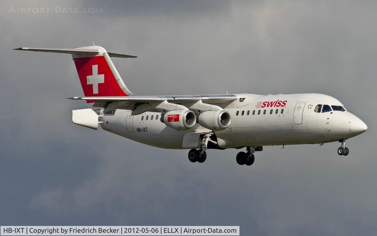 HB-IXT, 1995 British Aerospace Avro 146-RJ100 C/N E3259, on final RW24