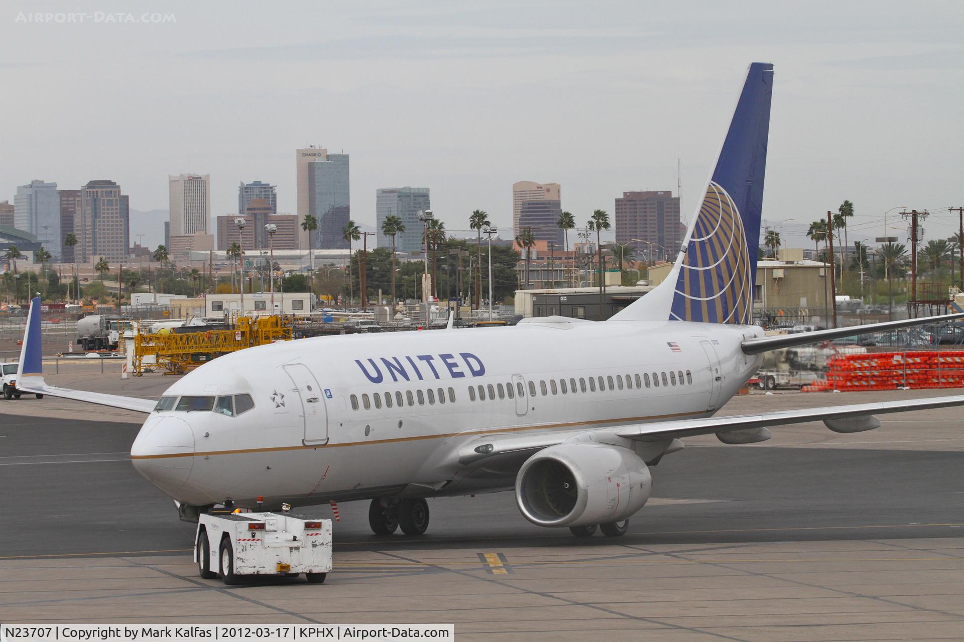 N23707, 1998 Boeing 737-724 C/N 28768, United Airlines Boeing 737-724, UAL1235 pushing from  Gate 8 KPHX, for a trip to trip to Cleveland-Hopkins Int'l/KCLE.