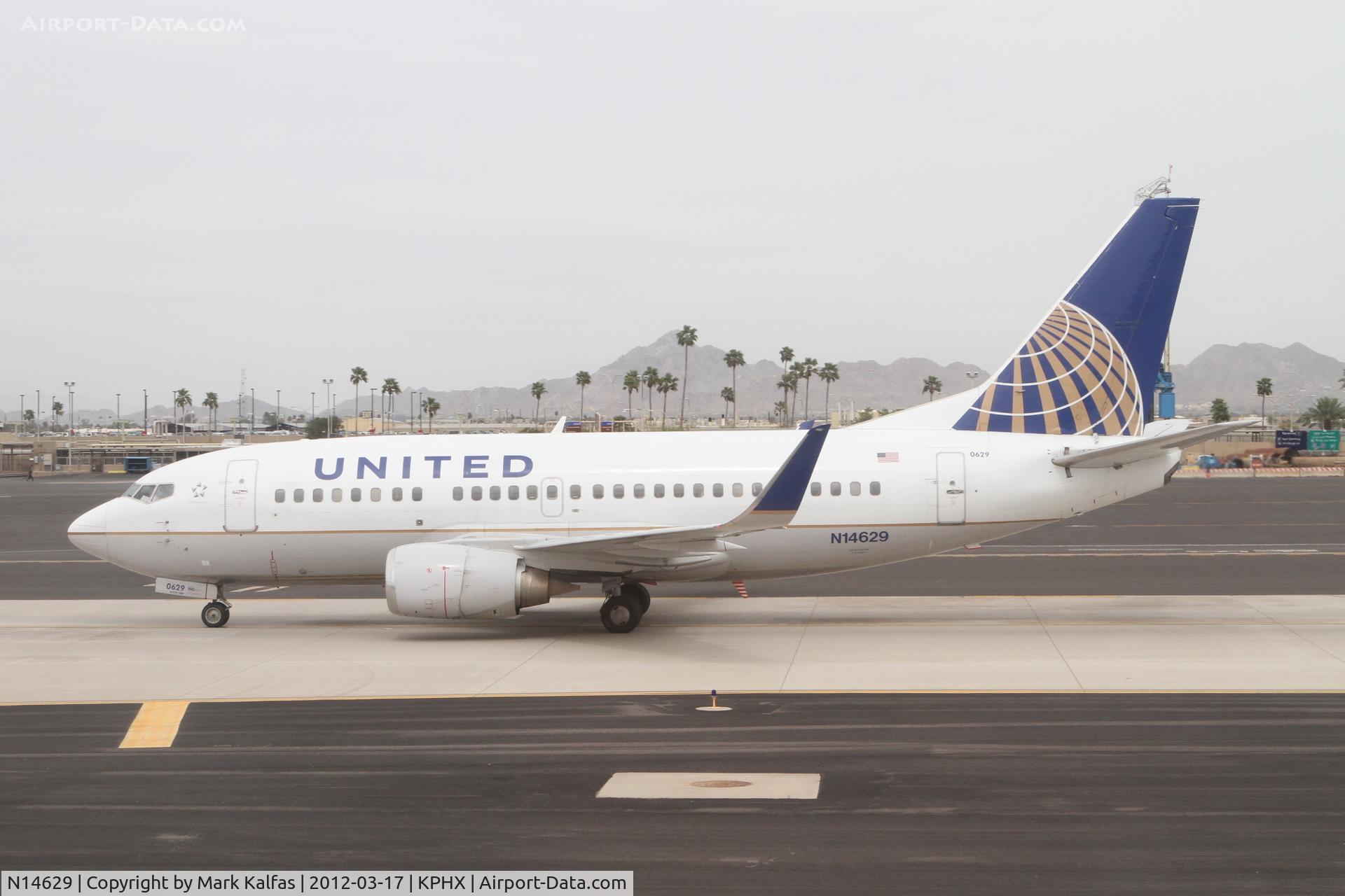 N14629, 1995 Boeing 737-524 C/N 27533, United Airlines Boeing 737-524 operating as flight #1620/UAL1620, on TWY D at Phoenix Sky Harbor International, after arriving from Houston's Bush Intercontinental Airport/KIAH.