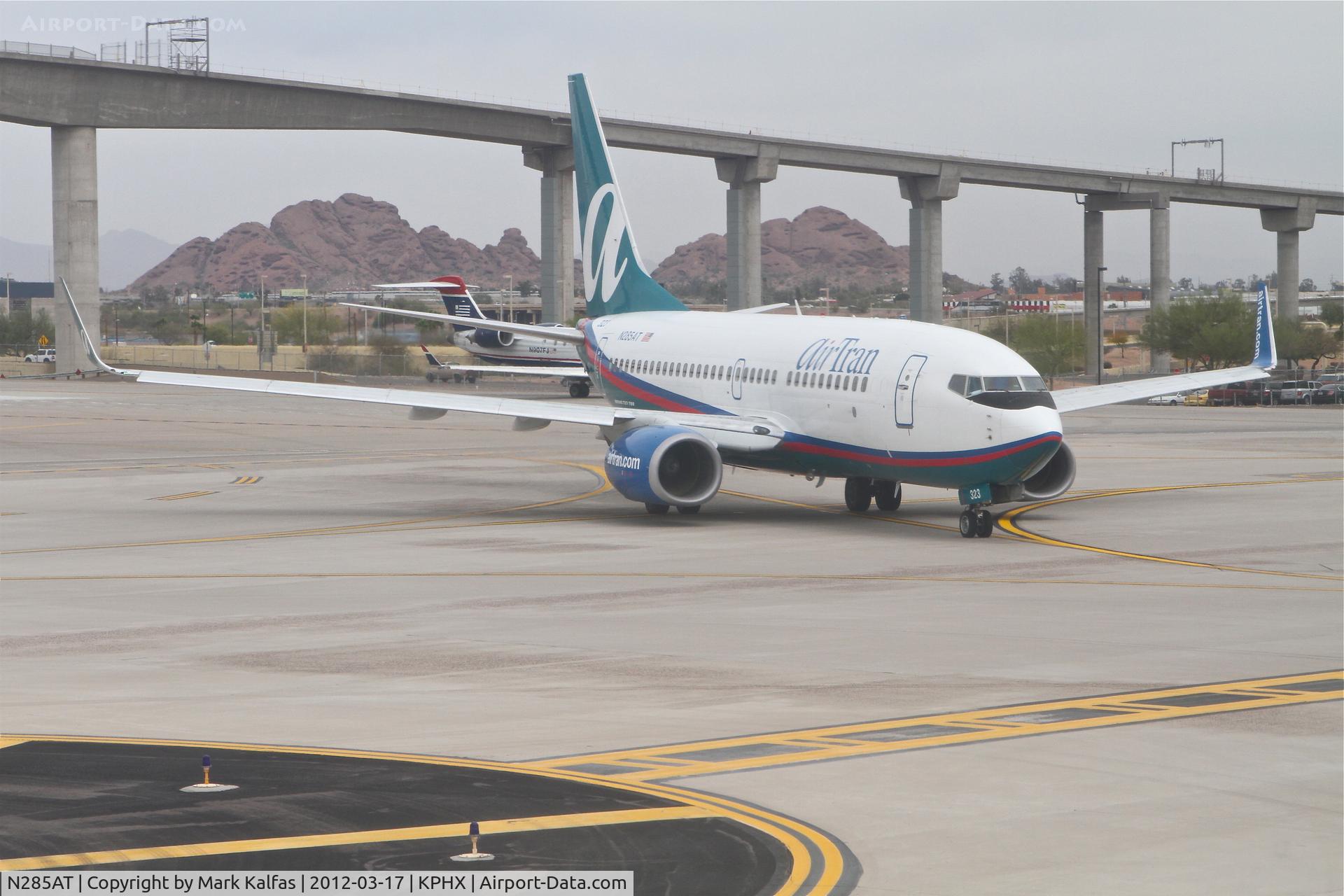 N285AT, 2006 Boeing 737-76N C/N 32670, AirTran Boeing 737-76N, N285AT at TWY D - D13, taxiing to RWY 25R Phoenix Sky Harbor.