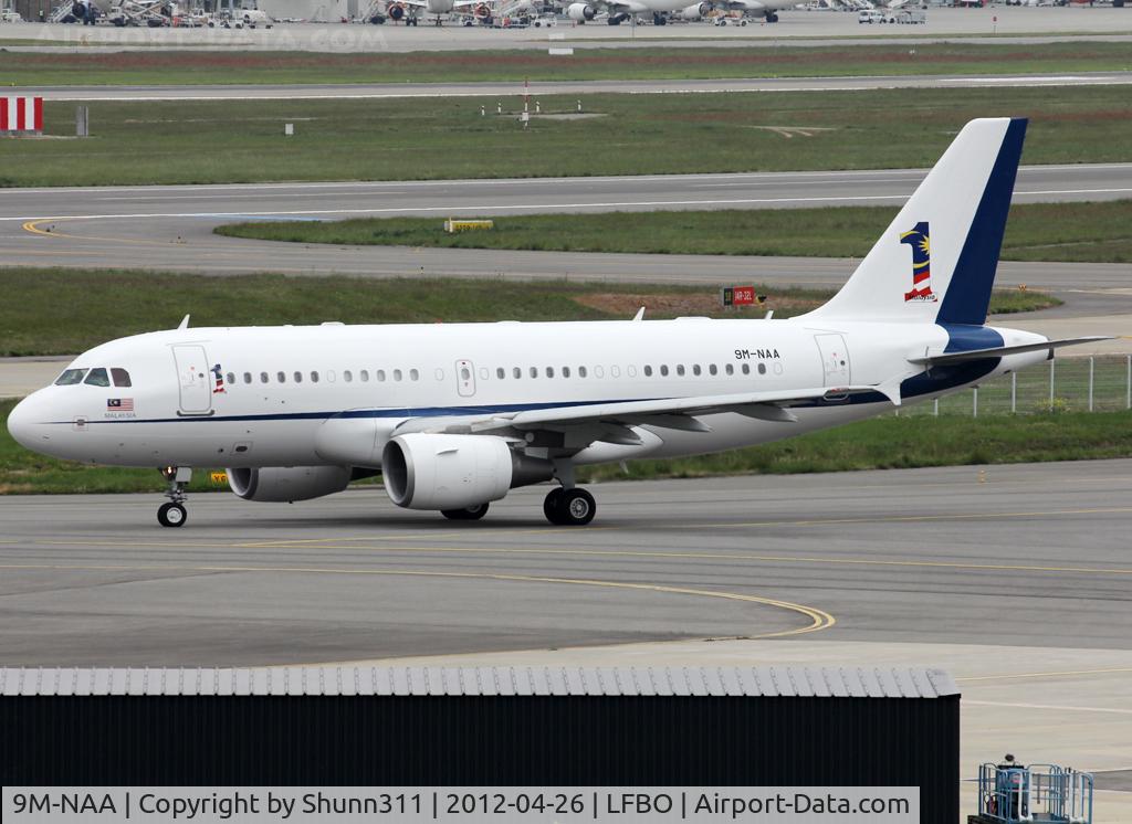 9M-NAA, 2006 Airbus ACJ319 (A319-115/CJ) C/N 2949, Taxiing holding point rwy 32L for departure...