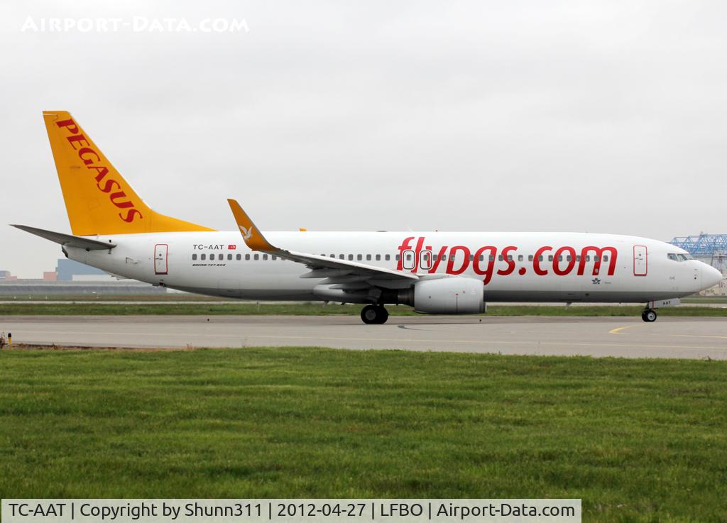 TC-AAT, 2010 Boeing 737-82R C/N 40872, Lining up rwy 14L for departure...