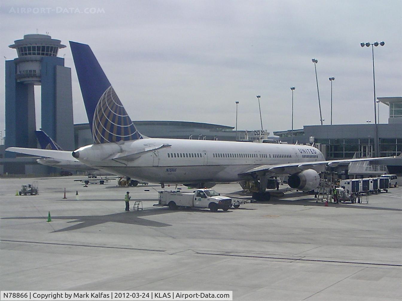 N78866, 2002 Boeing 757-33N C/N 32591, United Airlines Boeing 757-33N, UAL1599 at Gate D53 KLAS, loading for a trip to KEWR.