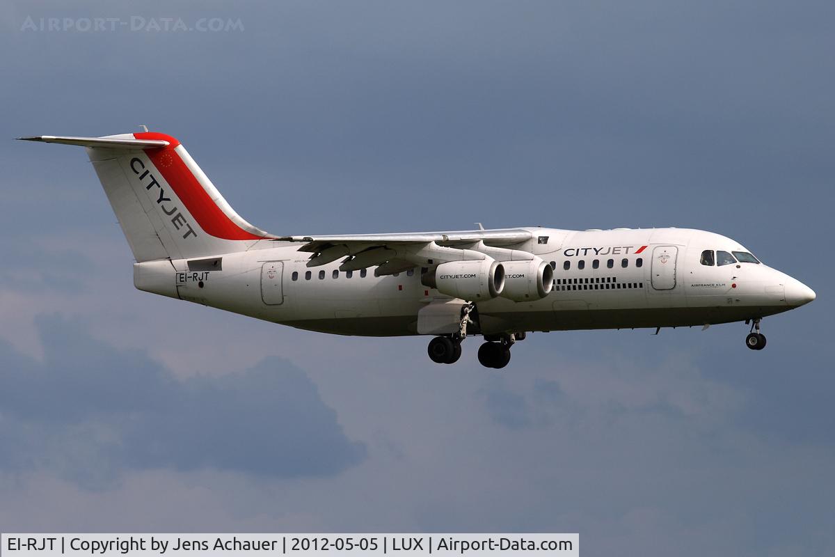 EI-RJT, 2000 British Aerospace Avro 146-RJ85A C/N E2366, Aproaching rwy 24