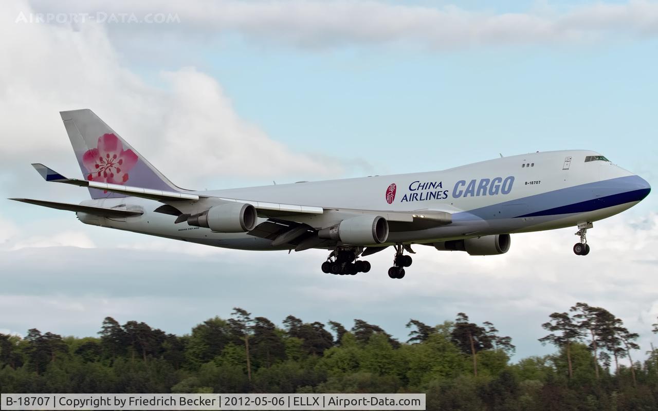 B-18707, 2001 Boeing 747-409F/SCD C/N 30764, on final RW24