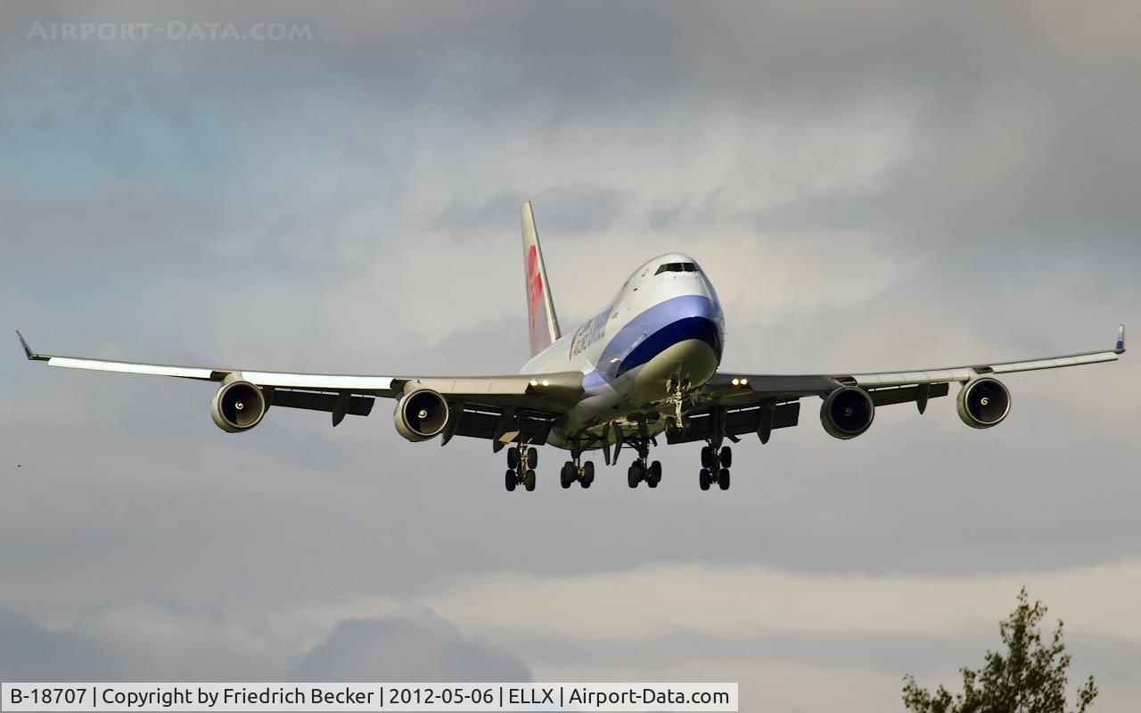 B-18707, 2001 Boeing 747-409F/SCD C/N 30764, on final RW24