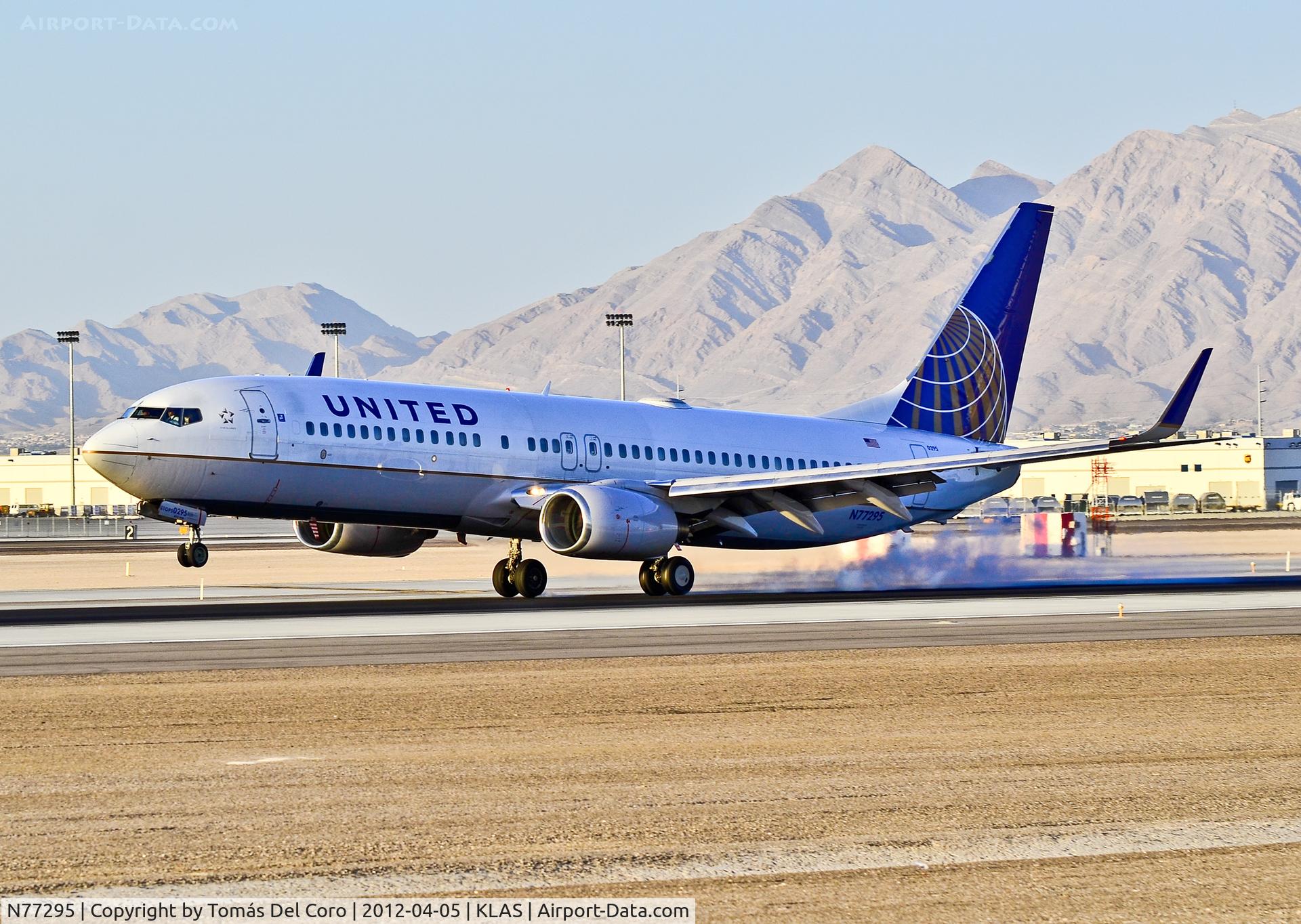 N77295, 2005 Boeing 737-824 C/N 34001, N77295 United Airlines Boeing 737-824 (cn 34001/1779)

- Las Vegas - McCarran International (LAS / KLAS)
USA - Nevada, April 5, 2012
Photo: Tomás Del Coro