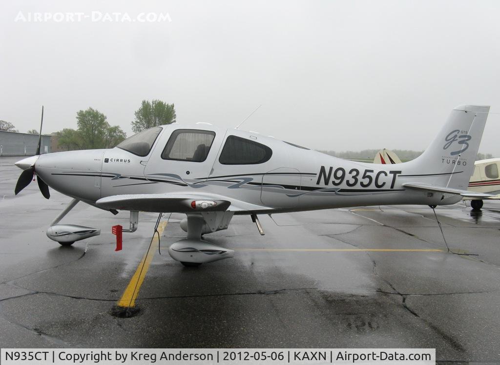 N935CT, 2008 Cirrus SR22 C/N 2935, Cirrus SR22 on the line on a rainy Sunday morning.