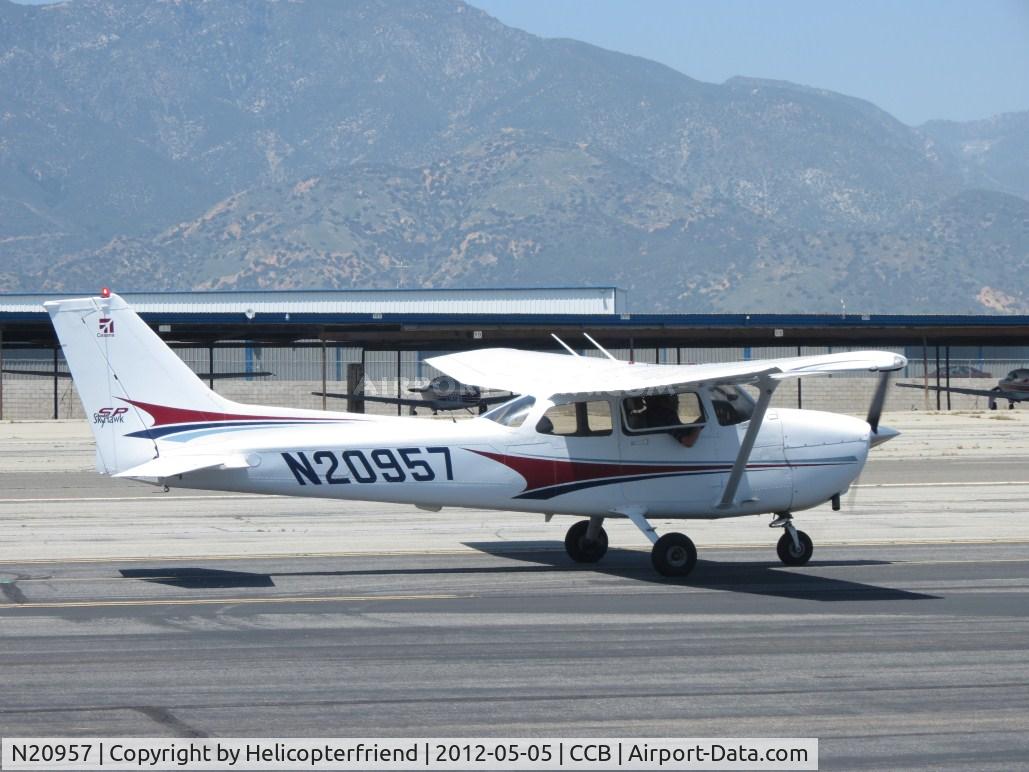 N20957, 2004 Cessna 172S C/N 172S9571, Taxiing back after landing