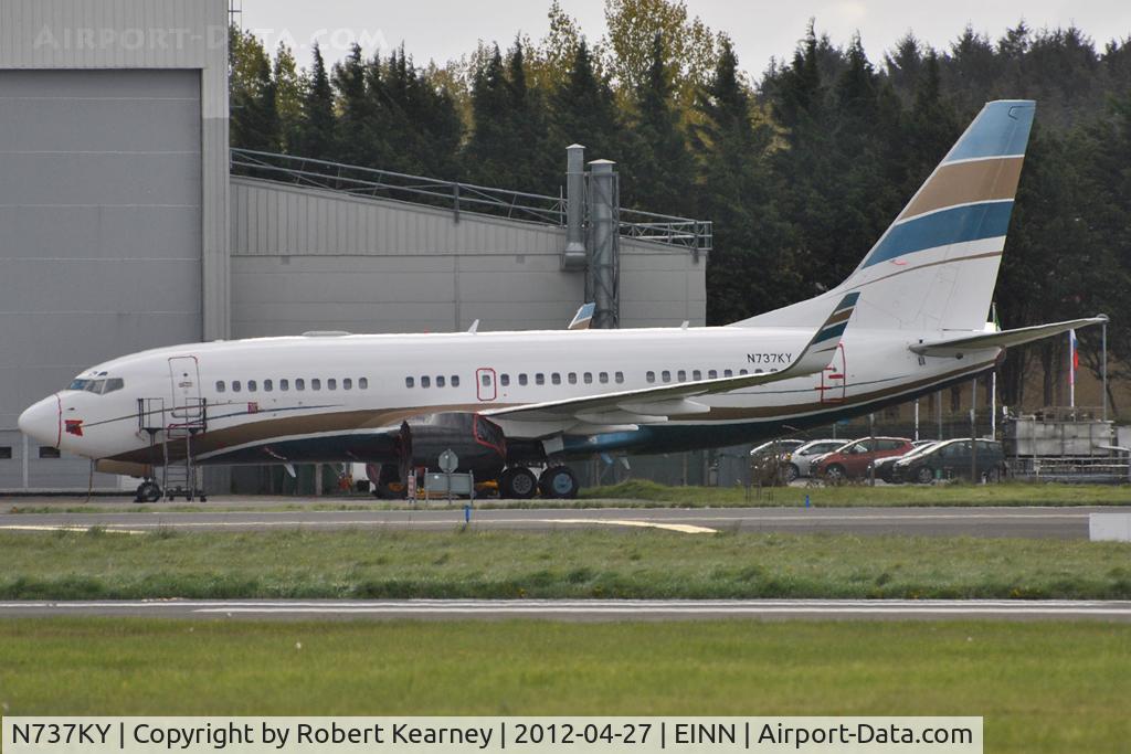 N737KY, 1999 Boeing 737-7AW BBJ C/N 30031, Parked outside Transaero hangar