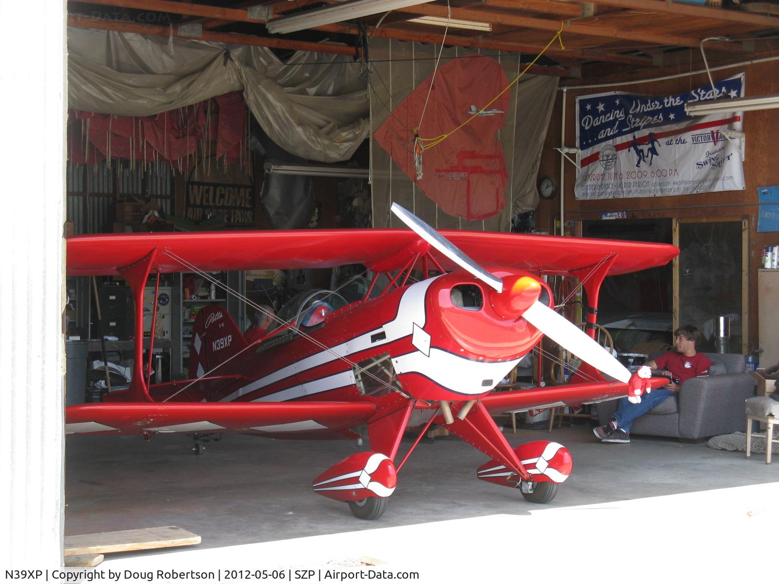 N39XP, 1976 Pitts S-1S Special C/N K-039, 1976 Kucki PITTS SPECIAL S-1S, Lycoming AEIO-360 180 Hp, in hangar with young pilot, youngest ever to receive FAA aerobatic waiver