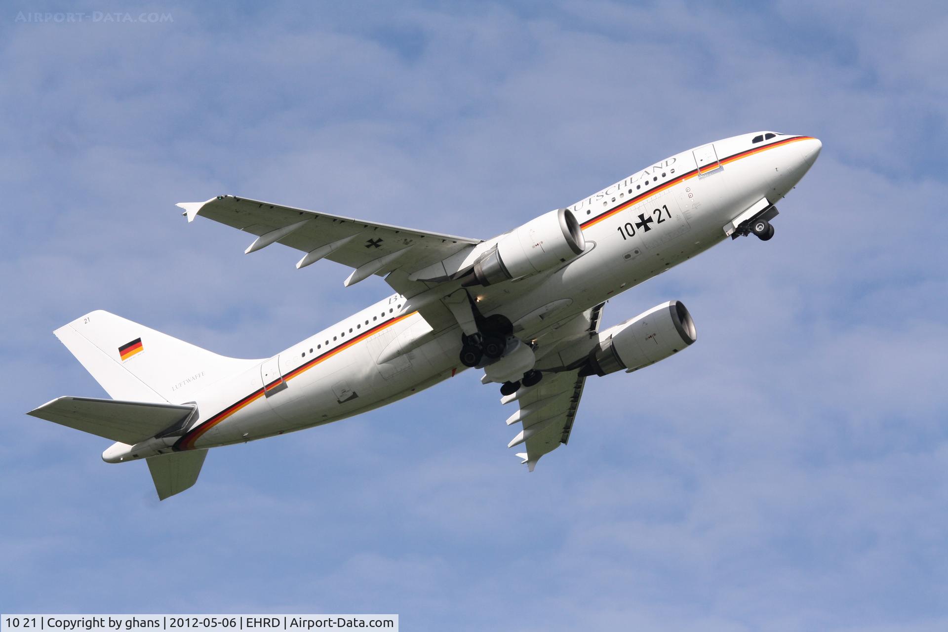 10 21, 1989 Airbus A310-304 C/N 498, Departing to Berlin