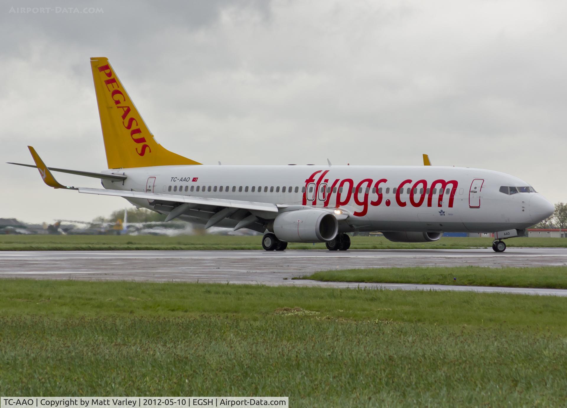 TC-AAO, 2000 Boeing 737-86N C/N 28619, Arriving at a very wet EGSH.