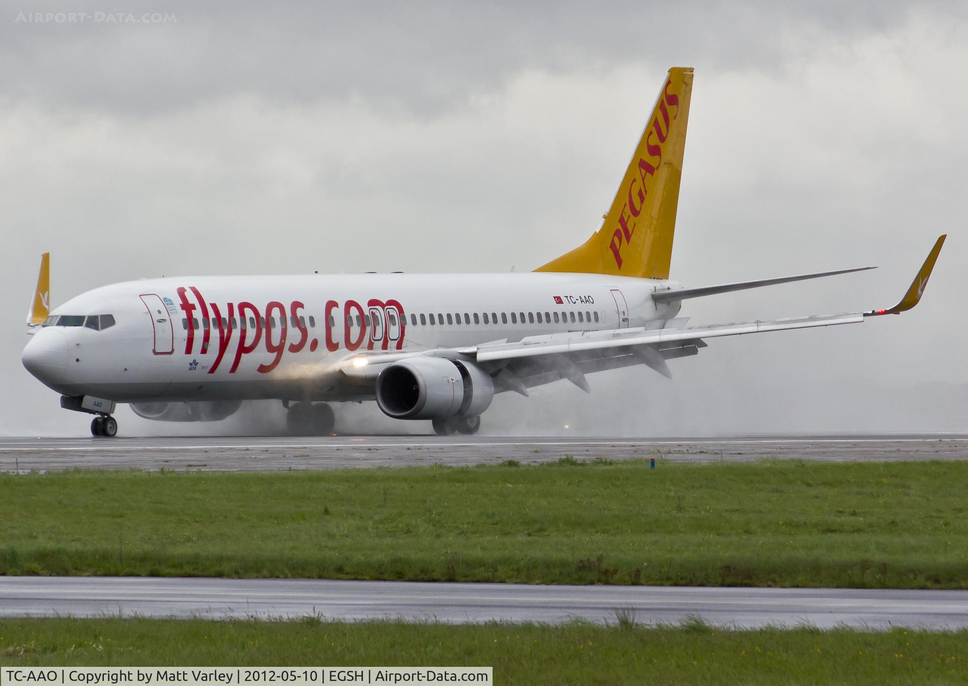 TC-AAO, 2000 Boeing 737-86N C/N 28619, Arriving at a very wet EGSH.