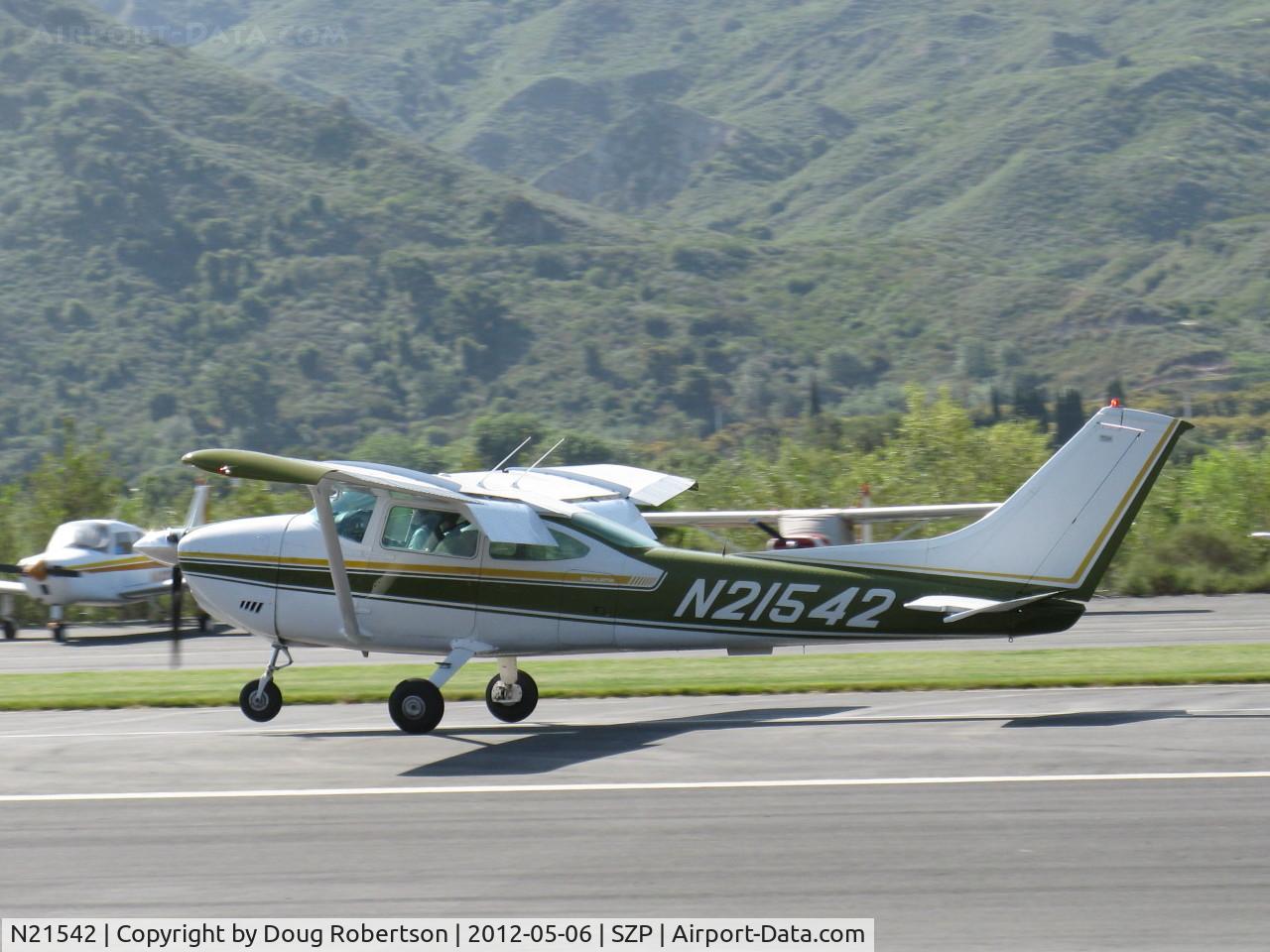 N21542, 1973 Cessna 182P Skylane C/N 18261703, 1973 Cessna 182P SKYLANE, Continental O-470 230 Hp, landing roll Rwy 04