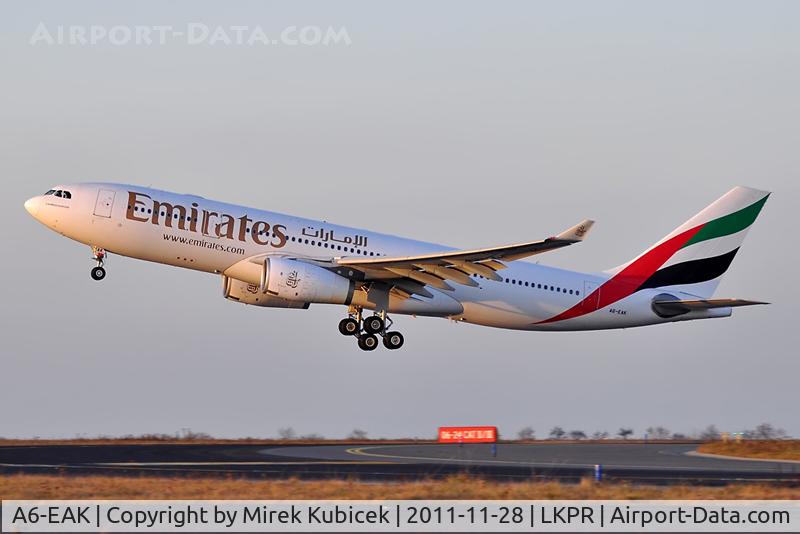 A6-EAK, 2002 Airbus A330-243 C/N 452, RWY24