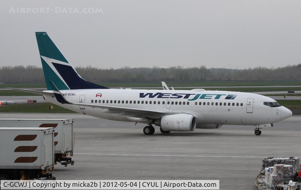 C-GCWJ, 2004 Boeing 737-7CT C/N 33970, Departure to take off