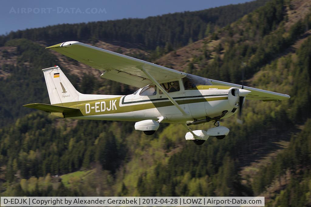 D-EDJK, Reims F172M Skyhawk Skyhawk C/N 1161, unknown owner, based @ EDML; fits perfect into the green background