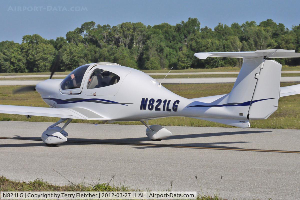 N821LG, 2007 Diamond DA-40 Diamond Star C/N 40.816, At 2012 Sun N Fun