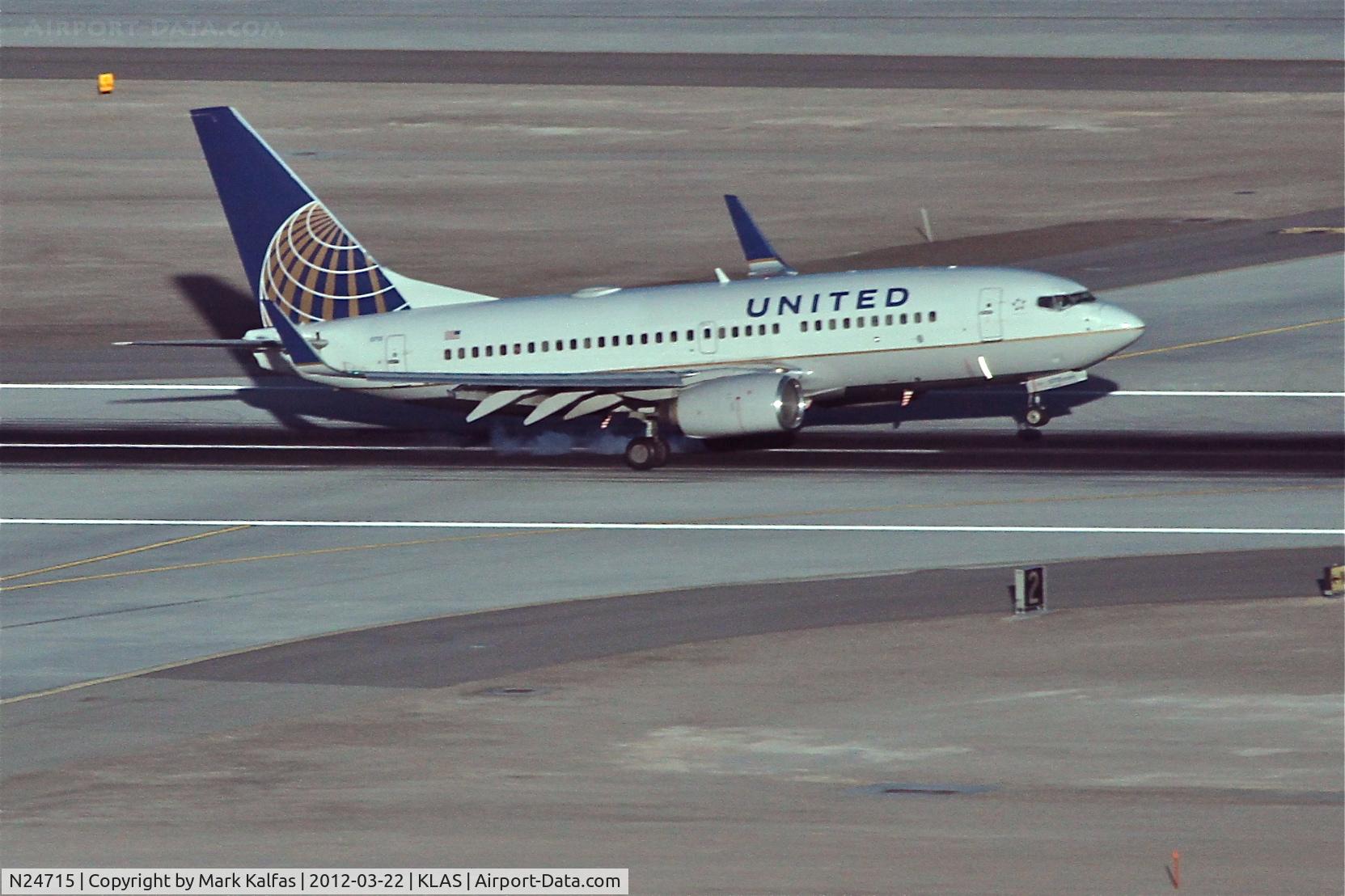 N24715, 1998 Boeing 737-724 C/N 28786, United Airlines Boeing 737-724, UAL1596 arriving from Cleveland/KCLE, RWY 19L approach at McCarren/McCarren International/KLAS.