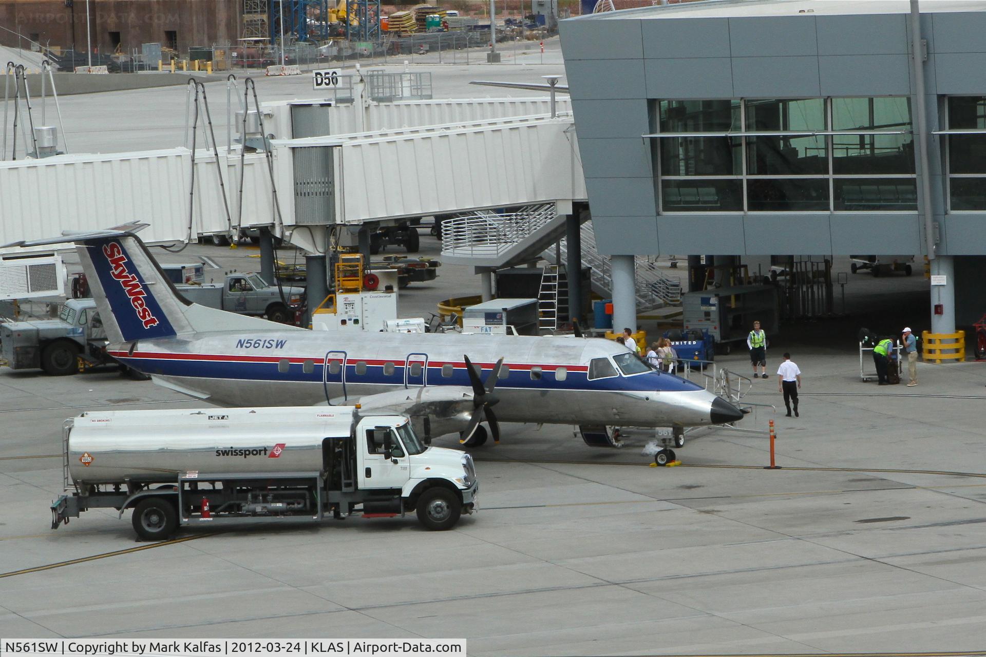 N561SW, 1998 Embraer EMB-120 Brasilia C/N 120335, SkyWest/United Express Embraer EMB-120, SKY5293 loading up at gate D59 for a trip to Palm Springs International Airport/KPSP.