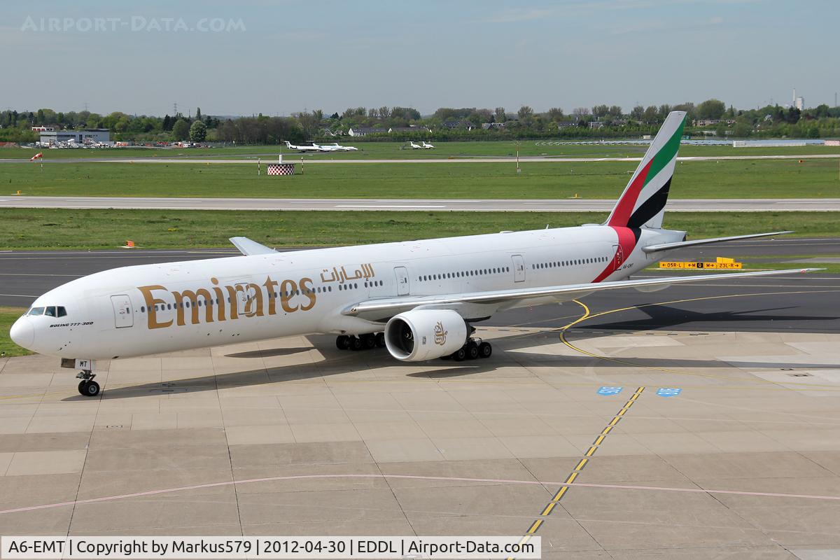 A6-EMT, 2002 Boeing 777-31H C/N 32699, Canon EOS 550D / 18-135 mm