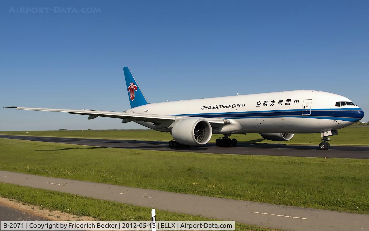 B-2071, 2009 Boeing 777-F1B C/N 37309, taxying to the active