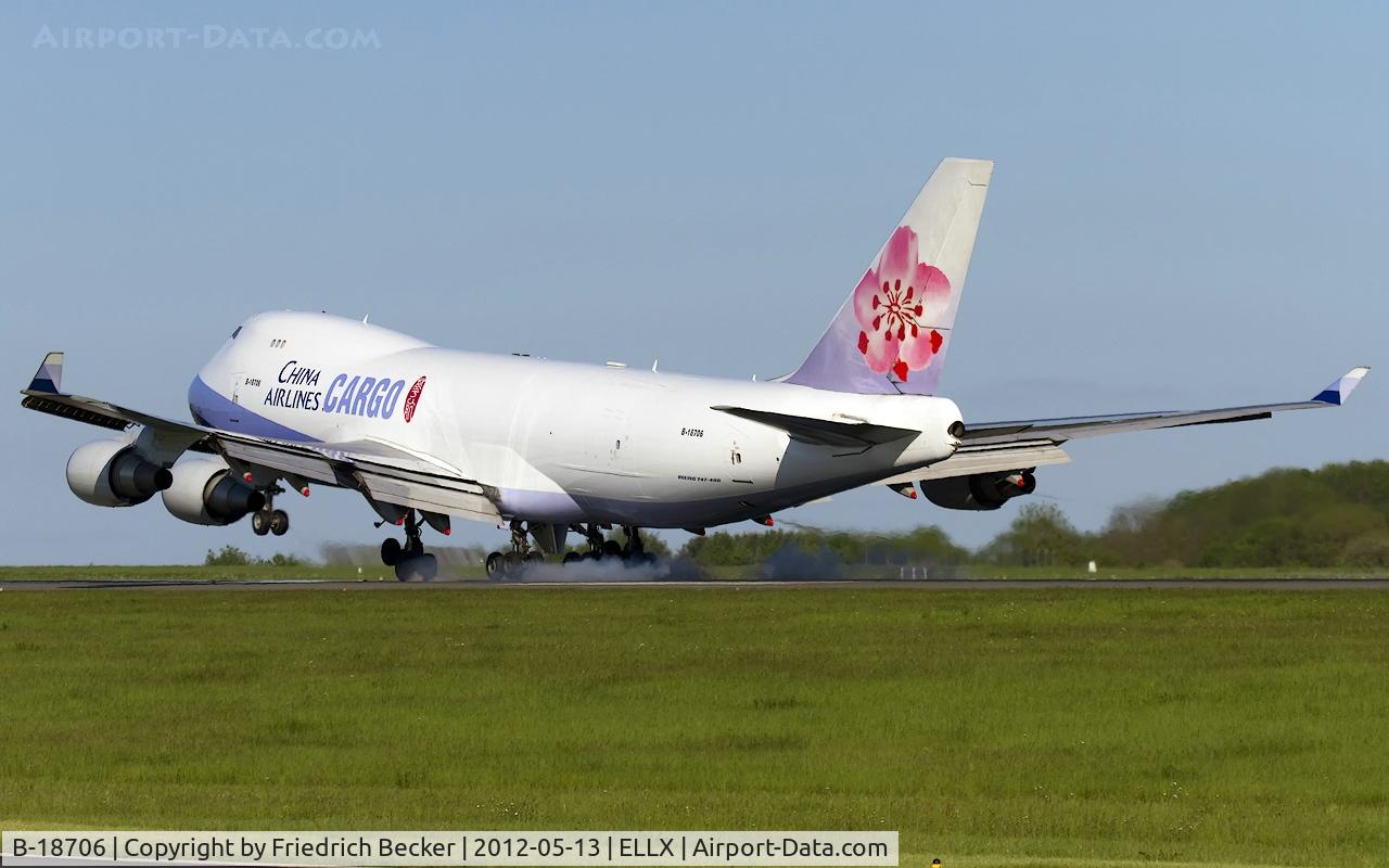 B-18706, 2001 Boeing 747-409F/SCD C/N 30763, touchdown RW06