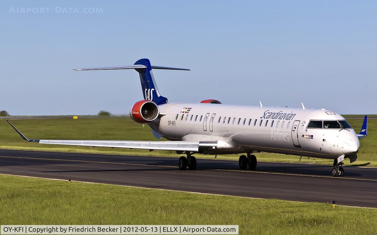 OY-KFI, 2009 Canadair CRJ-900ER (CL-600-2D24) C/N 15242, taxying to the active