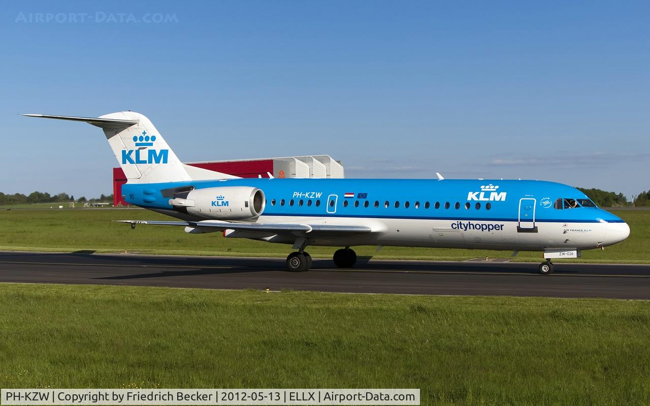 PH-KZW, 1995 Fokker 70 (F-28-0070) C/N 11558, taxying to the active