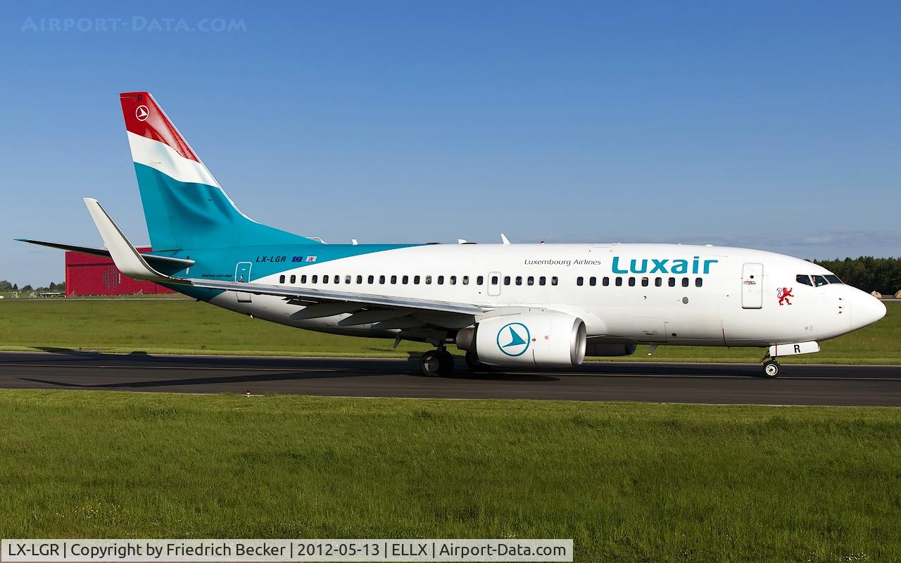LX-LGR, 2004 Boeing 737-7C9 C/N 33803, taxying to the active