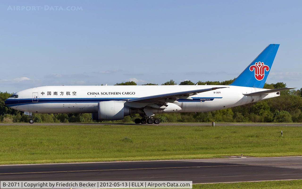 B-2071, 2009 Boeing 777-F1B C/N 37309, line up for departure